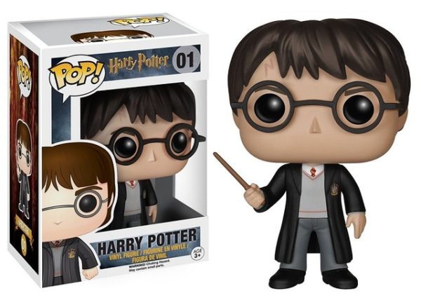 Figurine POP Harry Potter avec sa baguette et sa boîte sur fond blanc
