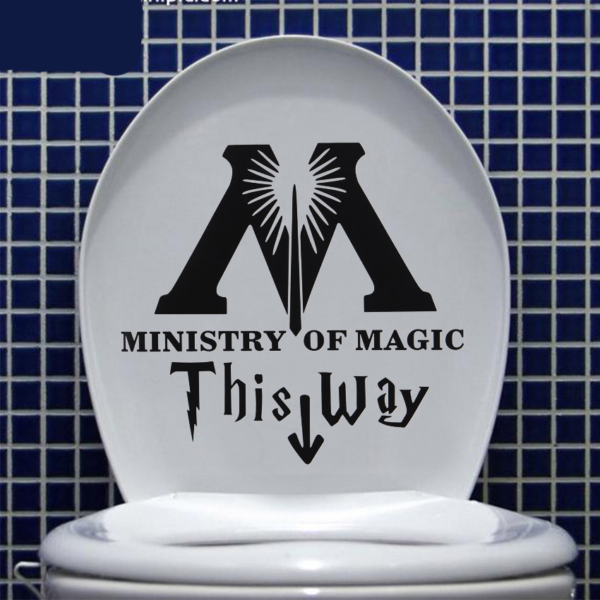 Sticker noir ministère de la magie collé sur les toilette