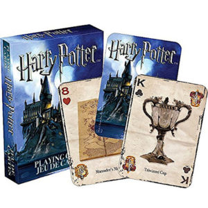 Jeux de cartes Harry Potter avec les symboles emblématiques du film sur fond blanc